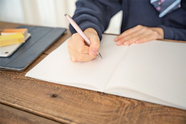勉強している